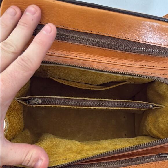 Vintage Elegant Floral Embossed Tan Leather Bag like new - Picture 7 of 8